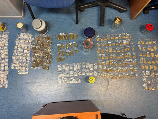 Lokalny diler na celowniku policji. W mieszkaniu miał ponad pół kilograma poporcjowanych narkotyków