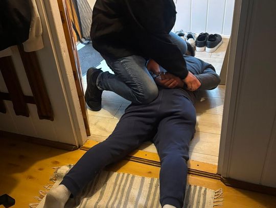 "Łowcy głów" dopadli go o 6 rano. Ścigany gwałciciel ukrywał się na działce swojej babci