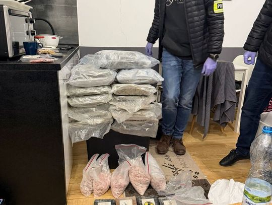 "Łowcy głów" przyszli po poszukiwanego, w mieszkaniu znaleźli narkotyki warte 6 milionów złotych "Łowcy głów" przyszli po poszukiwanego, w mieszkaniu znaleźli narkotyki warte 6 milionów złotych