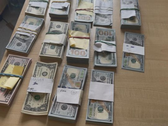 Luksusowe Porsche i góry dolarów. Policyjny nalot na bazę oszustów "na pracownika banku" [WIDEO]