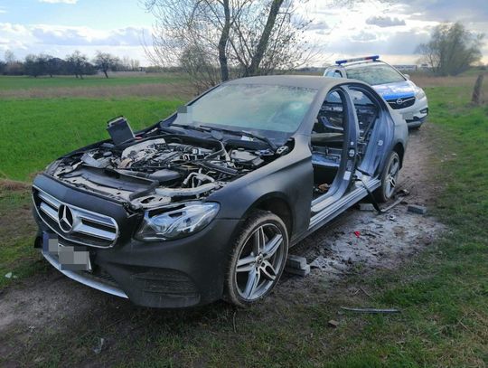 Luksusowy mercedes stał w szczerym polu. Złodzieje zabrali co chcieli i go porzucili