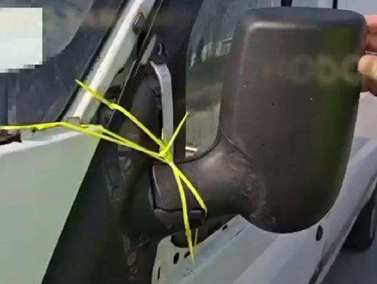 Lusterko w dostawczaku trzymało się na trytytkach. Okazało się, że auto jest dużo bardziej zdezelowane