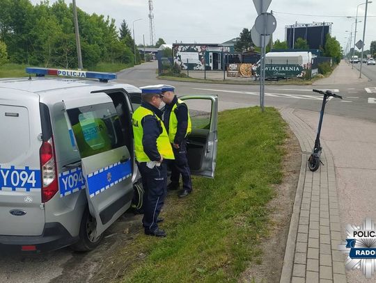 Łyknął sobie na odwagę, wziął różę i ruszył hulajnogą do dziewczyny. Po drodze złapała go policja