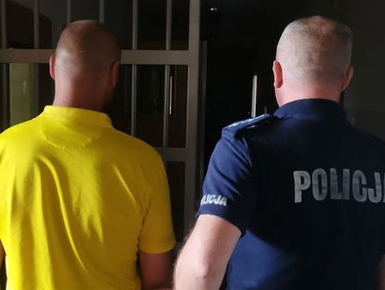 Łysy ukradł rower spod sklepu, nie wiedział, że zadziera z policjantką. Dowiedziała się, gdzie mieszka i wezwała kolegów