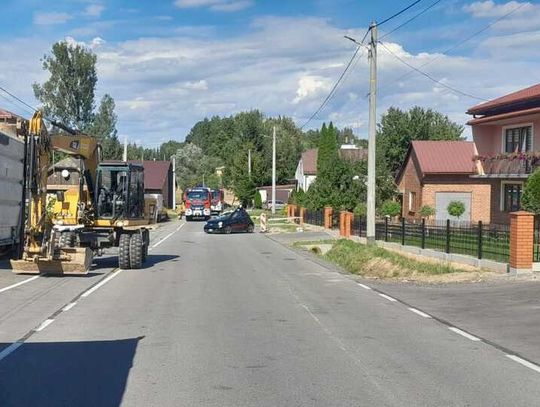 Łyżka koparki uderzyła w Fiata. 68-letnia kierująca trafiła do szpitala