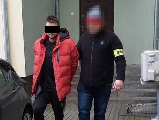 Ma 29 lat, idzie siedzieć na 4 i będzie miał kolejne sprawy. Złapali go, jak kradł baterie w markecie