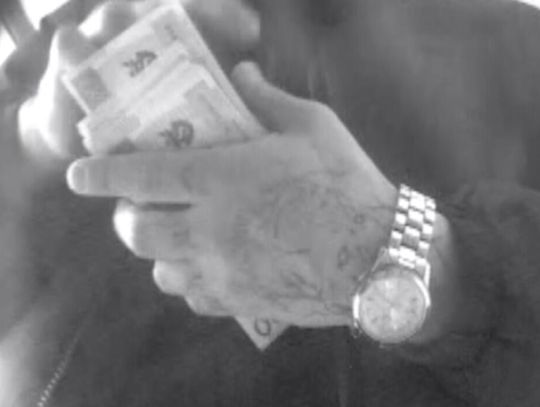 Ma charakterystyczne tatuaże na dłoniach. Policja opublikowała zdjęcia rąk podejrzanego o paserstwo