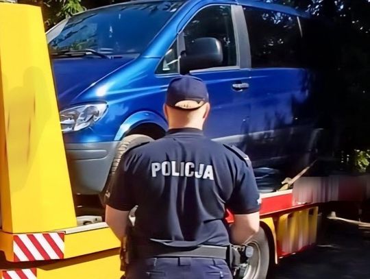 Ma dożywotni zakaz, ale i tak wsiadł za kółko. Bus trafił na policyjny parking