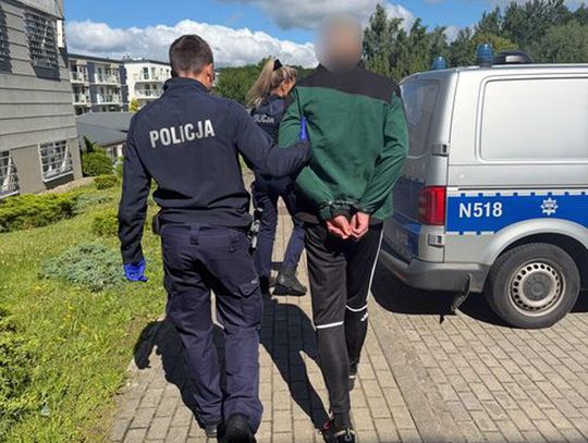 Ma sześcioletni zakaz zbliżania się do własnych rodziców, ale znów próbował siłą wejść do domu. Został zamknięty w areszcie