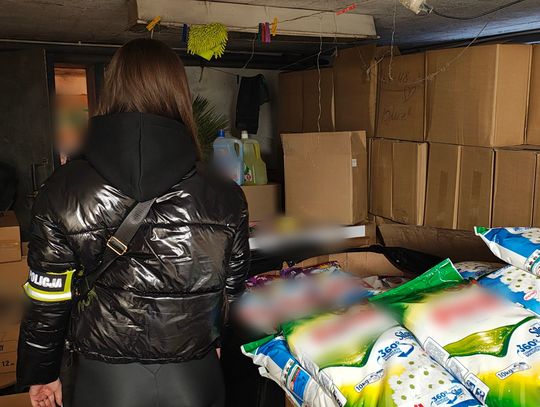 Magazyn kontrabandy w prywatnym domu. Ponad pół miliona złotych w podróbkach i papierosach Magazyn kontrabandy w prywatnym domu. Ponad pół miliona złotych w podróbkach i papierosach