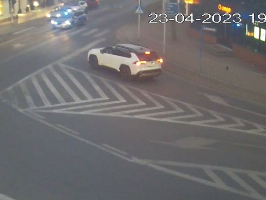 Mając 3 promile zamiast w przód pojechał do tyłu i spowodował kolizję. Potem twierdził, że nic się nie stało. WIDEO