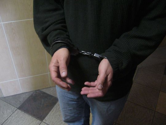 Makabra w mieszkaniu! 62-latek dwukrotnie ugodził nożem byłą żonę, kobieta walczy o życie