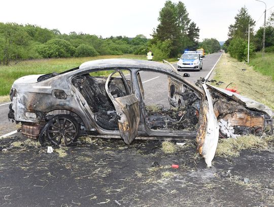 Makabryczne zderzenie osobówki i motocykla. Oba pojazdy stanęły w ogniu, zginął motocyklista