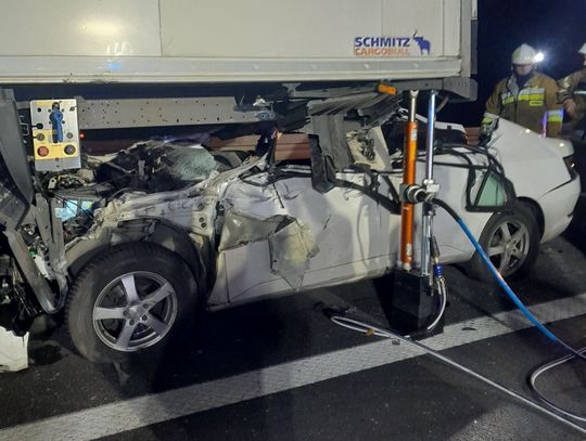 Makabryczny wypadek na autostradzie A2. Rozpędzona osobówka wbiła się pod naczepę ciężarówki [FOTO]