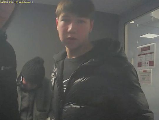 Małolaci wyłudzili 17 tysięcy złotych na BLIK. Policja publikuje ich zdjęcia i prosi o pomoc