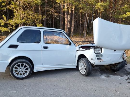 Maluch po zderzeniu z Golfem rozpadł się na dwie części. Obaj kierowcy w szpitalu
