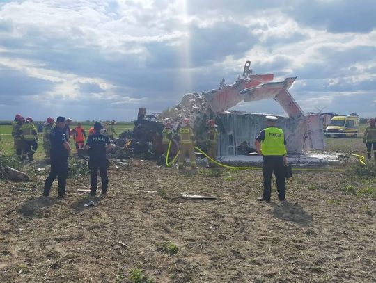 Mały samolot rozbił się na polu. Zginęły dwie osoby, uratowali się spadochroniarze