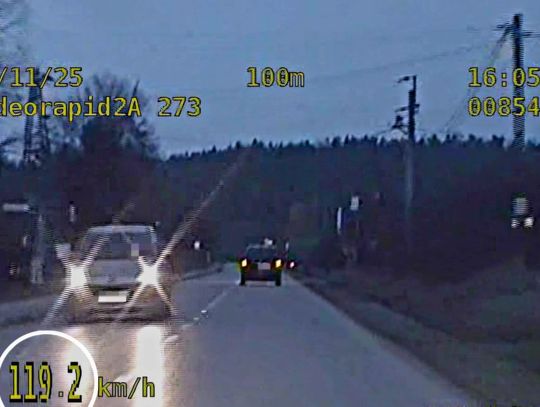 "Mam dobry samochód, to jadę" - kierowca stracił prawko, bo mknął przez wieś z prędkością 119 km/h