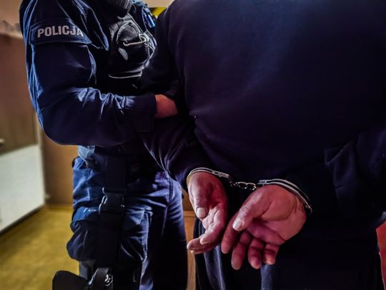 Mama kazała mu zgłosić się do więzienia. Poszukiwany 39-latek sam zadzwonił na policję