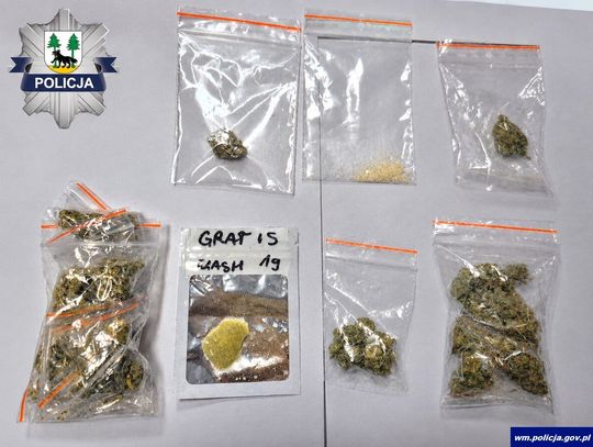 Marihuana wystawała mu z kieszeni. Kontrola opla zakończyła się zatrzymaniem dwóch mężczyzn