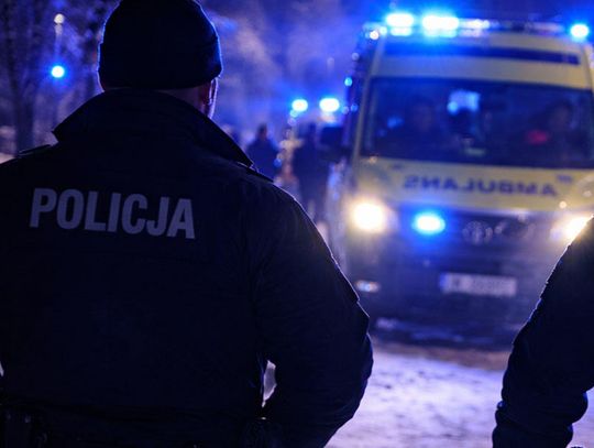 Martwy niemowlak w mieszkaniu i pijani rodzice. Służby musiały wejść siłą