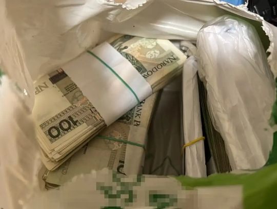 Matka i syn oszukani "na policjanta". Przez trzy dni wypłacili z banku 220 tysięcy złotych i przekazali nieznajomej kobiecie