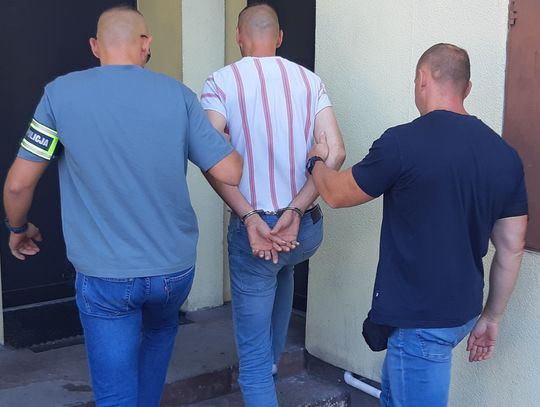 Matka nie chciała z nim rozmawiać, więc przyszedł z kumplem i pobili jej partnera. Mężczyzna aresztowany na 3 miesiące