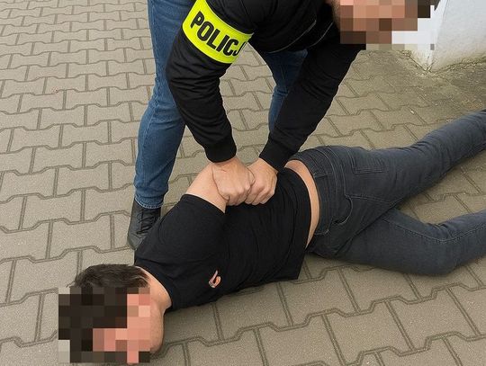 Matka przyglądała się, jak policjanci aresztują jej syna. Po sprawdzeniu również trafiła za kraty