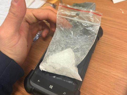 Matka wezwała policję do dziwnie zachowującego się syna. Przyznał, że "wykręca go po narkotykach"