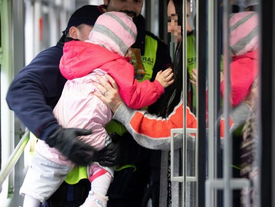 Matka wysiadła z pociągu, 2-latek pojechał dalej. Chłopcem zaopiekowała się kierowniczka pociągu