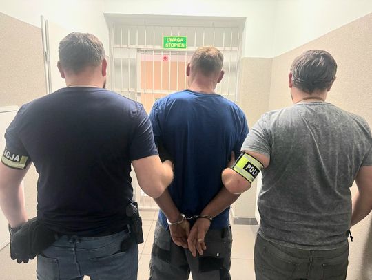 Matka znalazła narkotyki w kieszeniach ubrań dorosłego syna. Wezwała do mieszkania policję