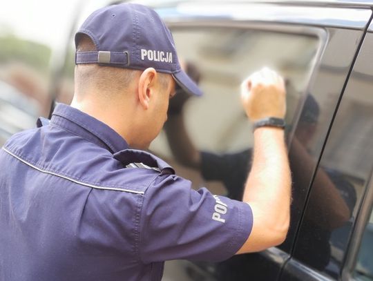 Matka zostawiła 2-miesięczne dziecko w aucie i poszła na zakupy. Niemowlę uwolnił policjant