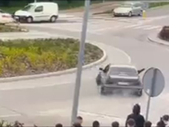 Maturzyści urządzili pokaz driftingu na rondzie. Policja wyłapuje młodych kierowców