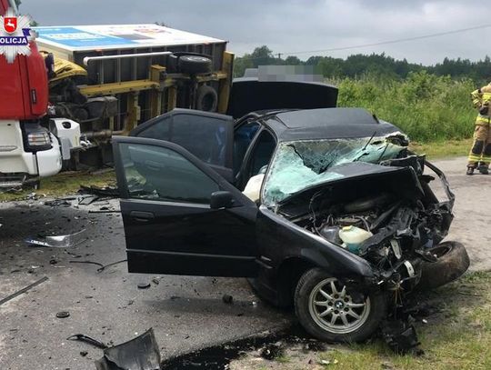 Maturzyści wracali z egzaminu, gdy doszło do wypadku. 19-latek zginął na miejscu, jego koledzy są w szpitalu