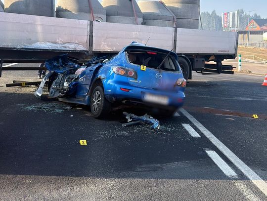 Mazda wbiła się pod naczepę tira. Za kierownicą młoda kobieta. Zginęła na miejscu