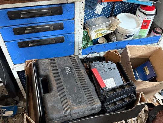 Mechanicy korzystali z nielegalnych urządzeń do diagnostyki. Seria nalotów na warsztaty samochodowe