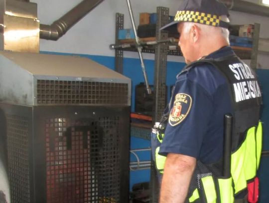 Mechanik ma kłopoty po nalocie straży miejskiej. Palił w piecu przepracowanym olejem silnikowym