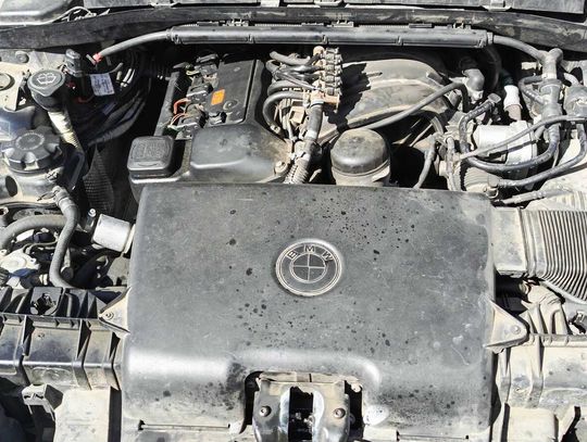 Mechanik miał naprawić BMW warte 300 tysięcy. Ukradł najcenniejsze części i odesłał wóz na lawecie