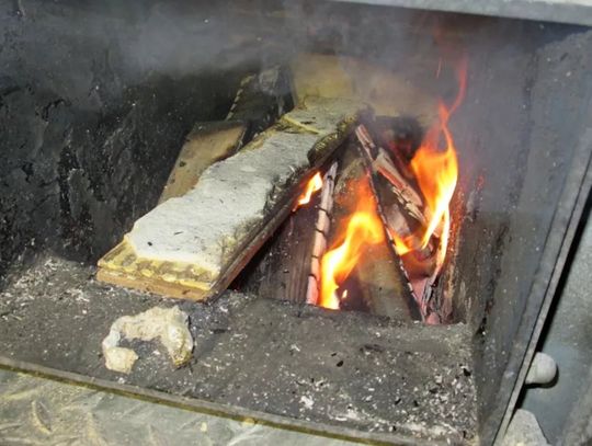 Mechanik ogrzewał warsztat spalając w piecu odpady. Z komina wydobywał się gęsty, czarny dym