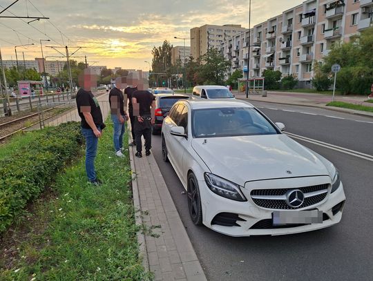 Mefedron w aucie i aktywny zakaz prowadzenia. Policjanci zatrzymali 27-latka