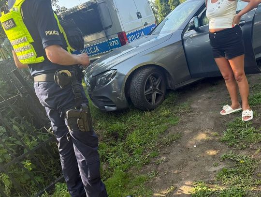 Mercedes nie zatrzymał się do kontroli. Podczas ucieczki 35-latka wjechała autem w bramę