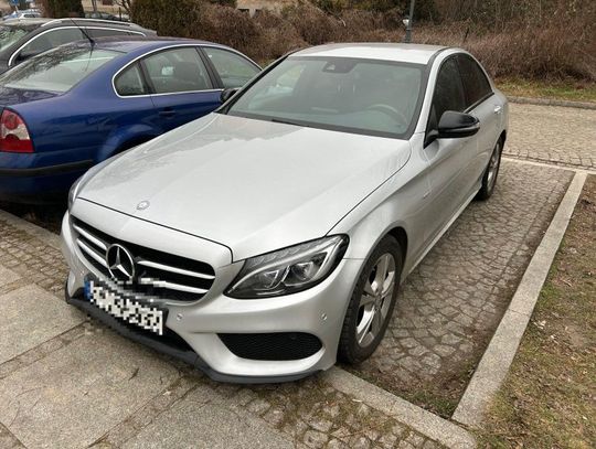 Mercedes skradziony w Niemczech, odnaleziony w Polsce. Policjanci zatrzymali dwóch mężczyzn