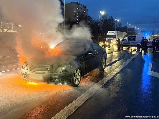 Mercedes stanął w ogniu na dużym skrzyżowaniu. Z pomocą ruszyli policjanci z prewencji Mercedes stanął w ogniu na dużym skrzyżowaniu. Z pomocą ruszyli policjanci z prewencji