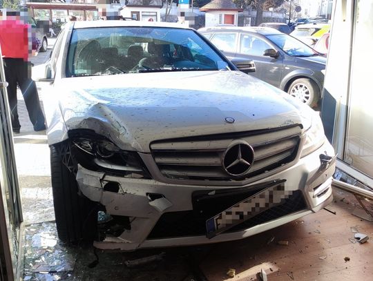 Mercedes staranował witrynę i wjechał do sklepu. Kierująca tłumaczyła, że pomyliła biegi