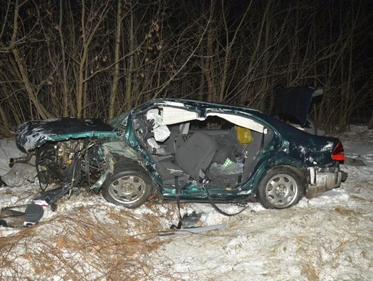 Mercedes wypadł z drogi i rozbił się na drzewie. 40-letni kierowca zginął na miejscu