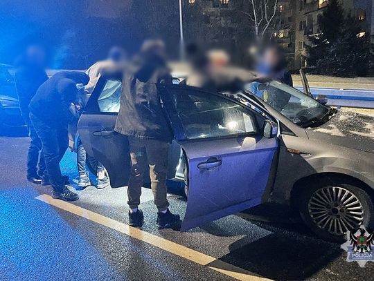 Metamfetamina w workach. Kryminalni zatrzymali handlarzy narkotykowych podczas obławy na ulicy