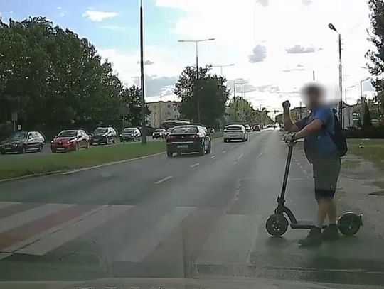 Mężczyzna chciał przepisowo przeprowadzić hulajnogę po pasach. Trzech kierowców przejechało mu przed nogami