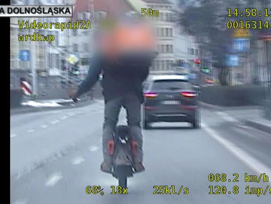 Mężczyzna gnał przez centrum miasta na monocyklu. Grubo przekroczył dopuszczalną prędkość