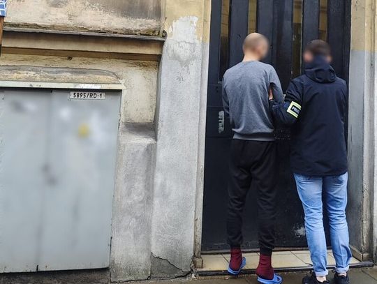 Mężczyzna groził influencerom, którzy kręcili film. Został zidentyfikowany i zatrzymany