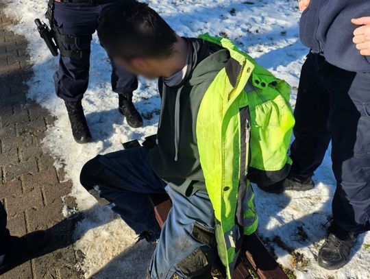 Groził kobiecie pistoletem. Uciekł, ale bardzo szybko został złapany przez policję